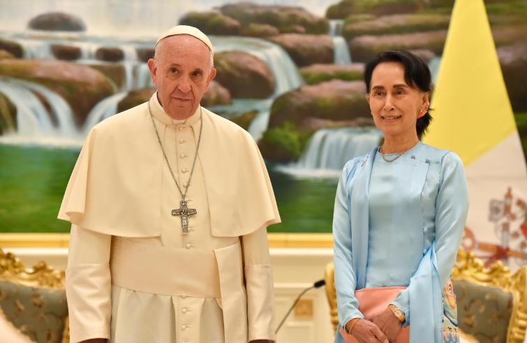 Nay Pyi Taw, 28 novembre: Viaggio Apostolico in Myanmar e Bangladesh (26/11 – 2/12), Papa Francesco incontra Aung San Suu Kyi