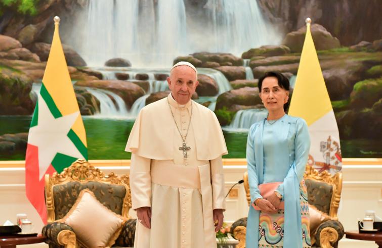 Nay Pyi Taw, 28 novembre: Viaggio Apostolico in Myanmar e Bangladesh (26/11 – 2/12), Papa Francesco incontra Aung San Suu Kyi