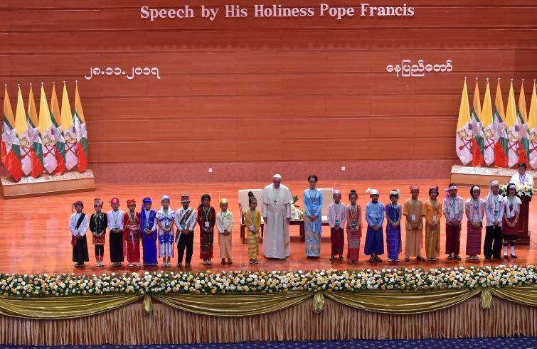 Nay Pyi Taw, 28 novembre: Viaggio Apostolico in Myanmar e Bangladesh (26/11 – 2/12), Papa Francesco incontra le Autorità e il Corpo Diplomatico