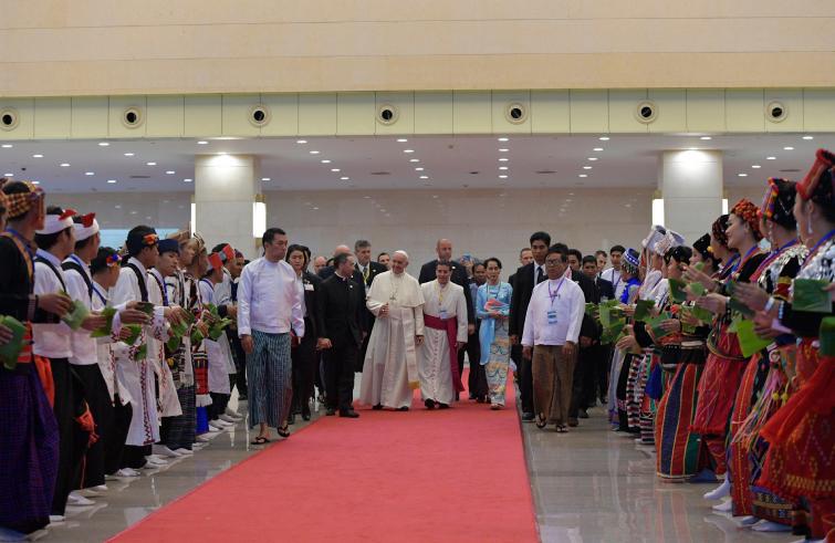 Nay Pyi Taw, 28 novembre: Viaggio Apostolico in Myanmar e Bangladesh (26/11 – 2/12), Papa Francesco incontra le Autorità e il Corpo Diplomatico