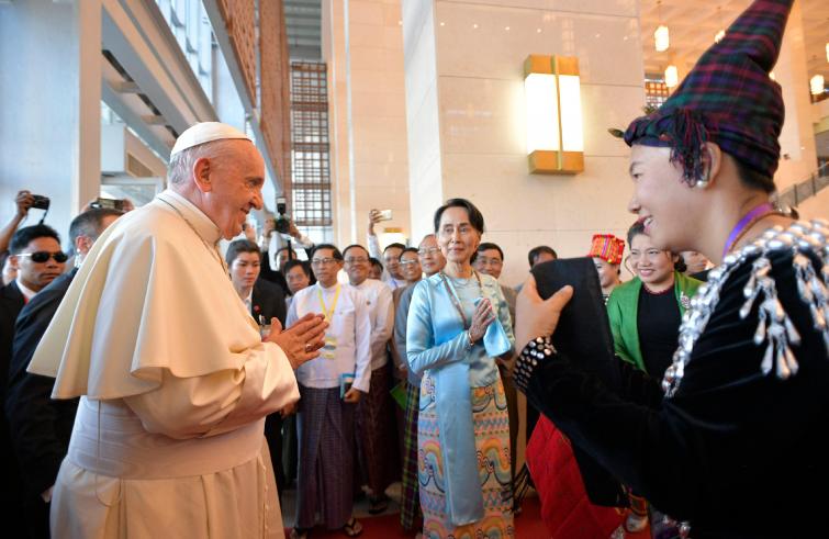 Nay Pyi Taw, 28 novembre: Viaggio Apostolico in Myanmar e Bangladesh (26/11 – 2/12), Papa Francesco incontra le Autorità e il Corpo Diplomatico