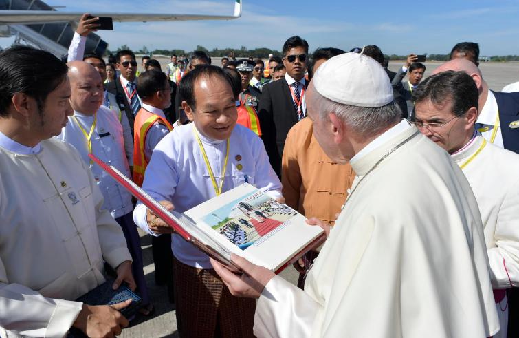 Yangon, 30 novembre : Viaggio Apostolico di Papa Francesco in Myanmar e Bangladesh (26/11 – 2/12),  congedo ufficiale nell’Aeroporto Internazionale