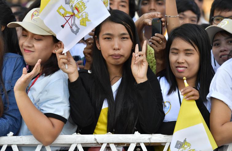 Yangon, 30 novembre : Viaggio Apostolico di Papa Francesco in Myanmar e Bangladesh (26/11 – 2/12),  congedo ufficiale nell’Aeroporto Internazionale