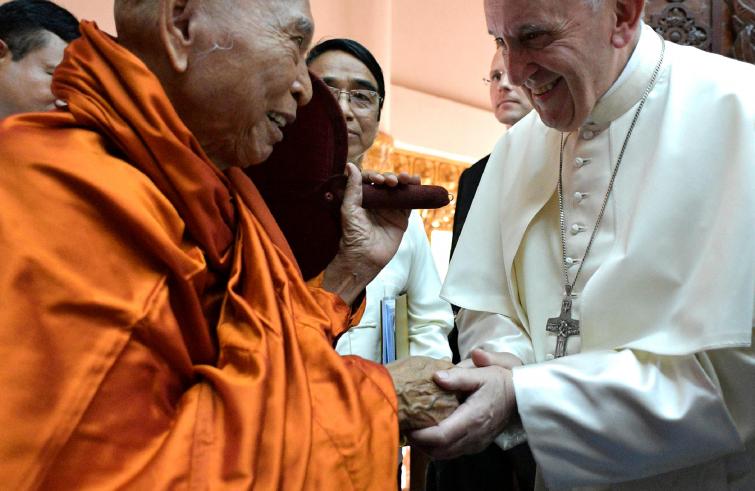 Yangon, 29 novembre : Viaggio Apostolico di Papa Francesco in Myanmar e Bangladesh (26/11 – 2/12), incontro con il Consiglio Supremo “Sangha” dei Monaci Buddisti