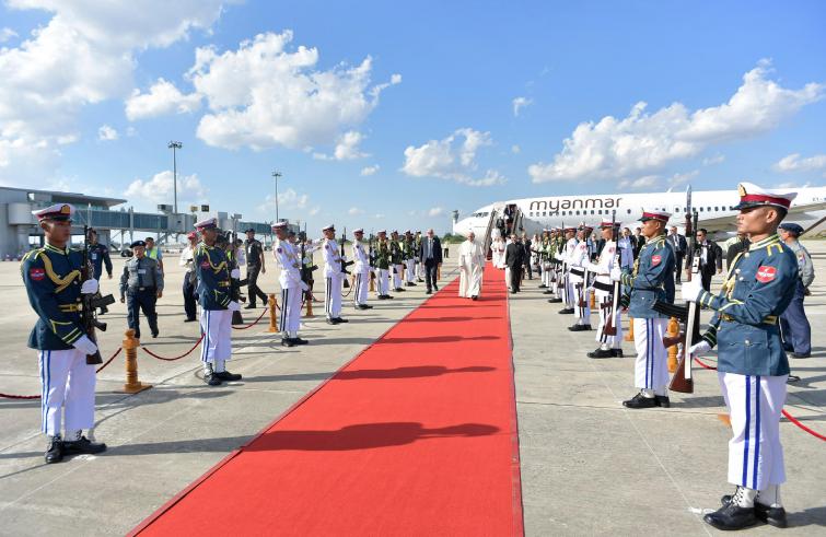 Nay Pyi Taw, 28 novembre: Viaggio Apostolico in Myanmar e Bangladesh (26/11 – 2/12), Papa Francesco atterra all’aeroporto di Nay Pyi Taw