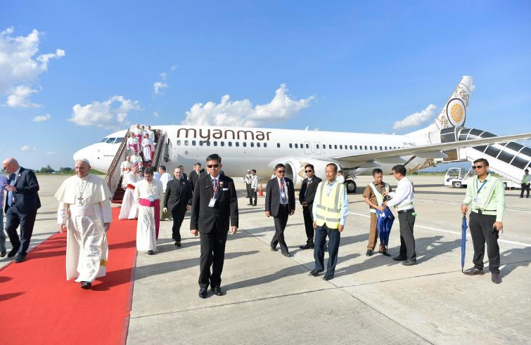 Nay Pyi Taw, 28 novembre: Viaggio Apostolico in Myanmar e Bangladesh (26/11 – 2/12), Papa Francesco atterra all’aeroporto di Nay Pyi Taw