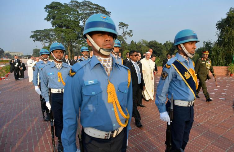 Savar, 30 novembre : Viaggio Apostolico in Myanmar e Bangladesh (26/11 – 2/12). Papa Francesco visita il “National Martyr’s Memorial”