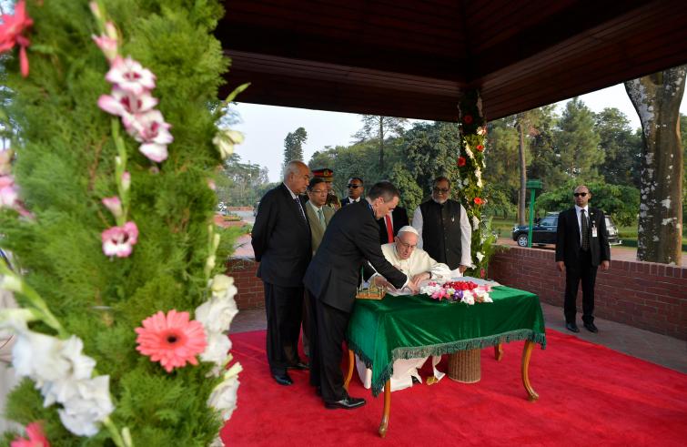 Savar, 30 novembre : Viaggio Apostolico in Myanmar e Bangladesh (26/11 – 2/12). Papa Francesco visita il National Martyr’s Memorial e firma il Libro d’Onore