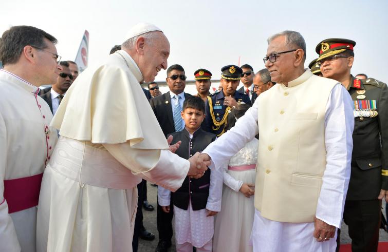 Dhaka, 30 novembre : Viaggio Apostolico di Papa Francesco in Myanmar e Bangladesh (26/11 – 2/12). Cerimonia di benvenuto in Bangladesh all’Aeroporto Internazionale