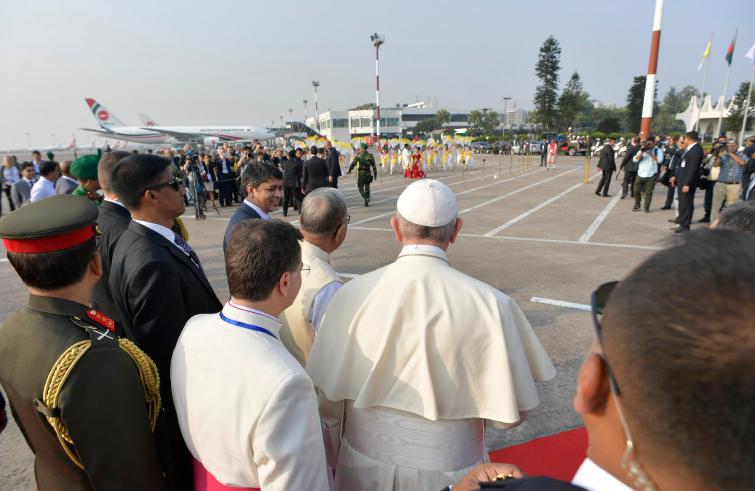 Dhaka, 30 novembre : Viaggio Apostolico di Papa Francesco in Myanmar e Bangladesh (26/11 – 2/12). Cerimonia di benvenuto in Bangladesh all’Aeroporto Internazionale