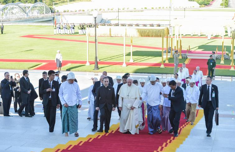 Nay Pyi Taw, 28 novembre: Viaggio Apostolico di Papa Francesco in Myanmar e Bangladesh (26/11 – 2/12), cerimonia di benvenuto in Myanmar