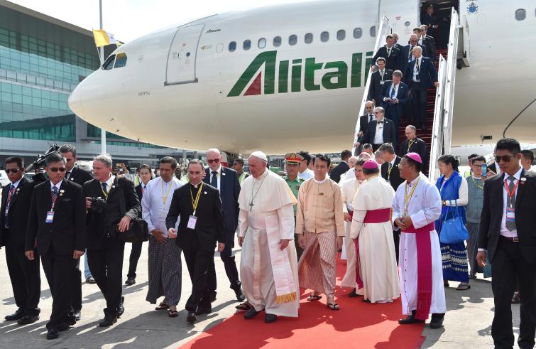 Yangon, 27 novembre: Viaggio Apostolico di Papa Francesco in Myanmar e Bangladesh (26 novembre – 2 dicembre), accoglienza ufficiale in Myanmar