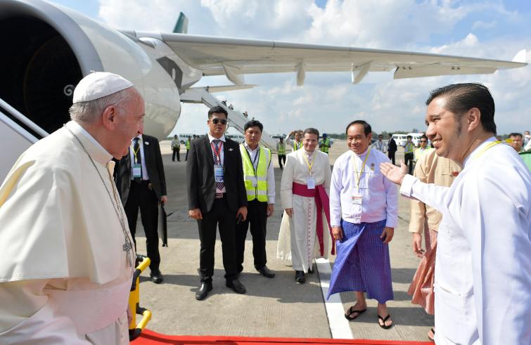 Yangon, 27 novembre: Viaggio Apostolico di Papa Francesco in Myanmar e Bangladesh (26 novembre – 2 dicembre), accoglienza ufficiale in Myanmar