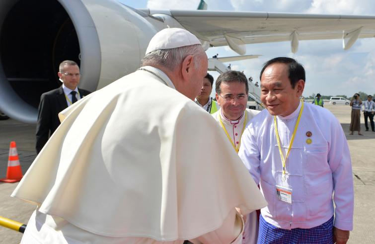 Yangon, 27 novembre: Viaggio Apostolico di Papa Francesco in Myanmar e Bangladesh (26 novembre – 2 dicembre), accoglienza ufficiale in Myanmar