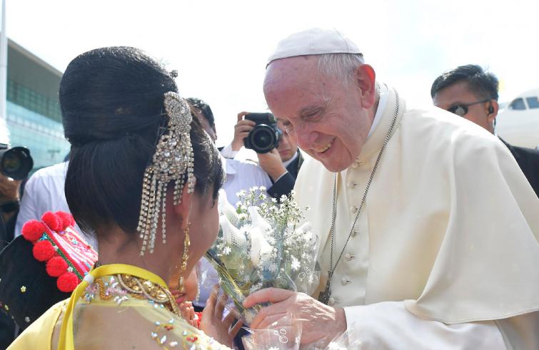 Yangon, 27 novembre: Viaggio Apostolico di Papa Francesco in Myanmar e Bangladesh (26 novembre – 2 dicembre), accoglienza ufficiale in Myanmar