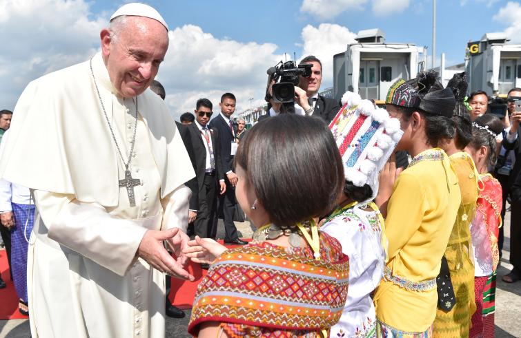 Yangon, 27 novembre: Viaggio Apostolico di Papa Francesco in Myanmar e Bangladesh (26 novembre – 2 dicembre), accoglienza ufficiale in Myanmar