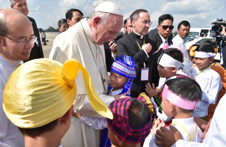 Yangon, 27 novembre: Viaggio Apostolico di Papa Francesco in Myanmar e Bangladesh (26 novembre – 2 dicembre), accoglienza ufficiale in Myanmar