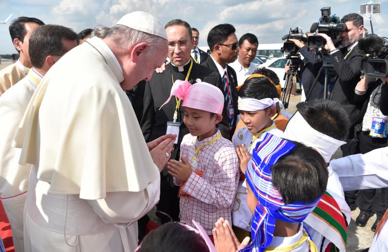 Yangon, 27 novembre: Viaggio Apostolico di Papa Francesco in Myanmar e Bangladesh (26 novembre – 2 dicembre), accoglienza ufficiale in Myanmar