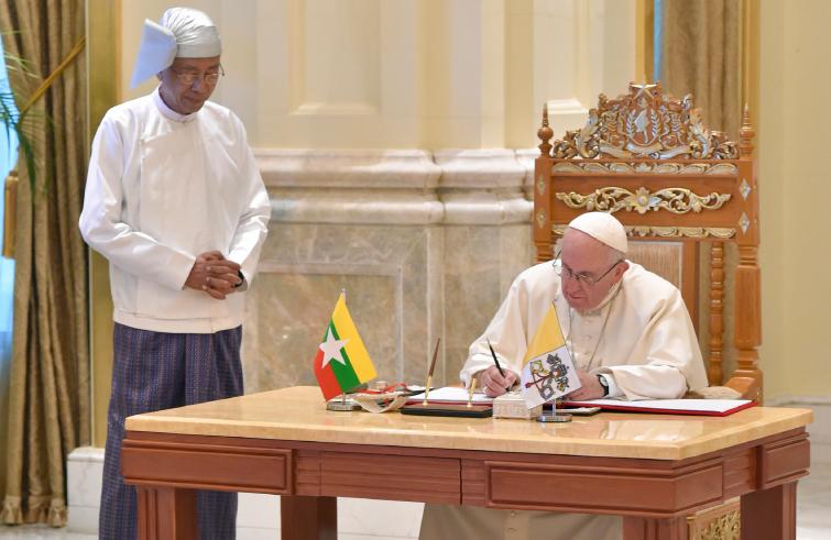 Nay Pyi Taw, 28 novembre: Viaggio Apostolico di Papa Francesco in Myanmar e Bangladesh (26/11 – 2/12), visita di cortesia al Presidente della Repubblica dell’Unione del Myanmar