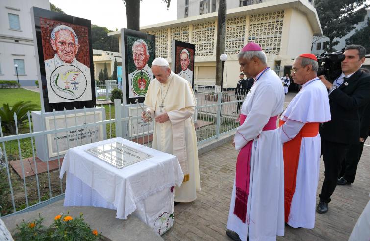 Dhaka, 1 dicembre: Viaggio Apostolico di Papa Francesco in Myanmar e Bangladesh (26/11 – 2/12), visita alla Cattedrale