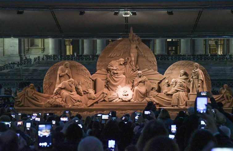 Vaticano (piazza san Pietro), 7 dicembre 2018: inaugurazione del presepe Sand Nativity e dell'albero di natale