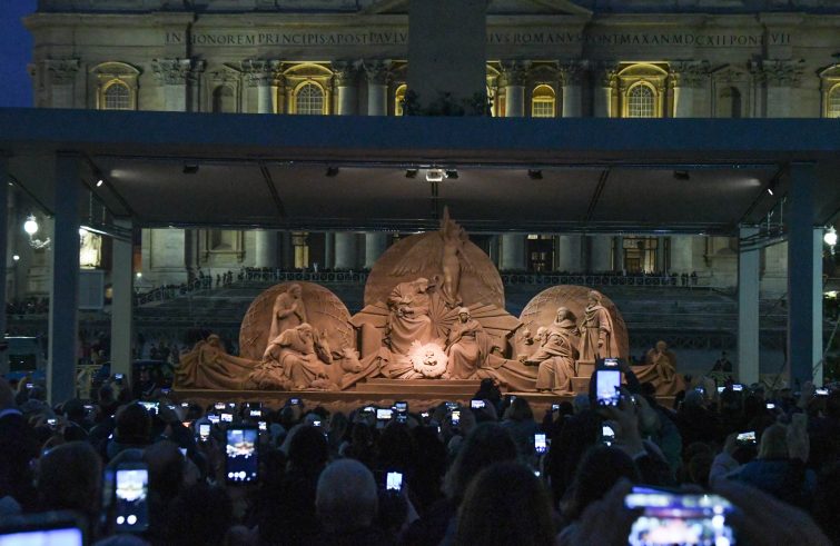 Vaticano (piazza san Pietro), 7 dicembre 2018: inaugurazione del presepe Sand Nativity e dell'albero di natale