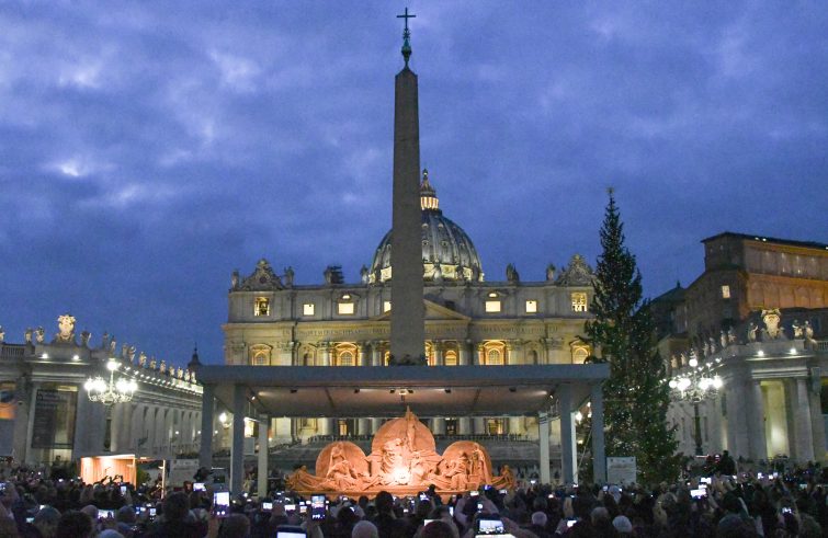 Vaticano (piazza san Pietro), 7 dicembre 2018: inaugurazione del presepe Sand Nativity e dell'albero di natale