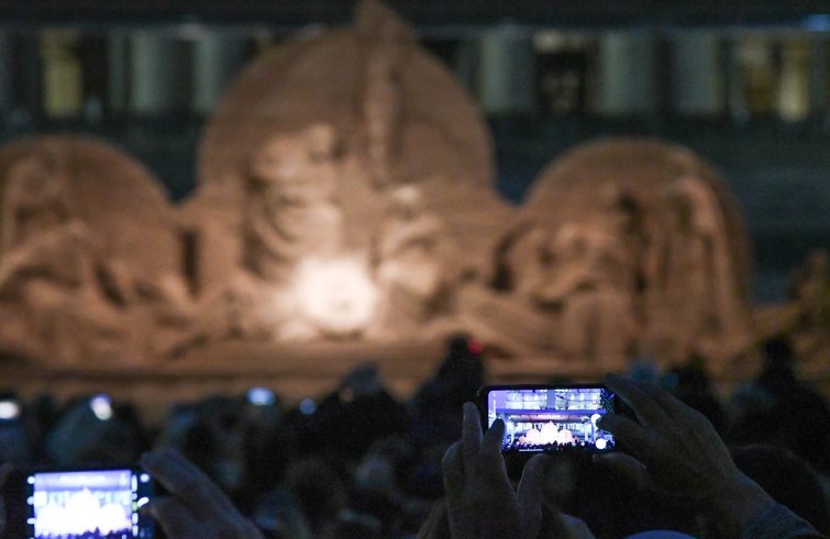 Vaticano (piazza san Pietro), 7 dicembre 2018: inaugurazione del presepe Sand Nativity e dell'albero di natale