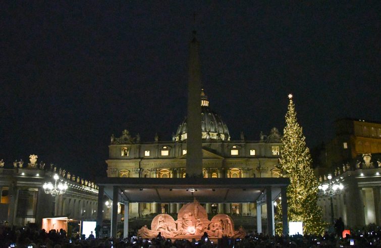 Vaticano (piazza san Pietro), 7 dicembre 2018: inaugurazione del presepe Sand Nativity e dell'albero di natale