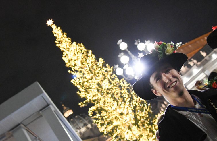 Vaticano (piazza san Pietro), 7 dicembre 2018: inaugurazione del presepe Sand Nativity e dell'albero di natale